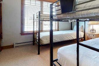 EagleRidge Lodge 300 bunk beds in a bedroom with a window