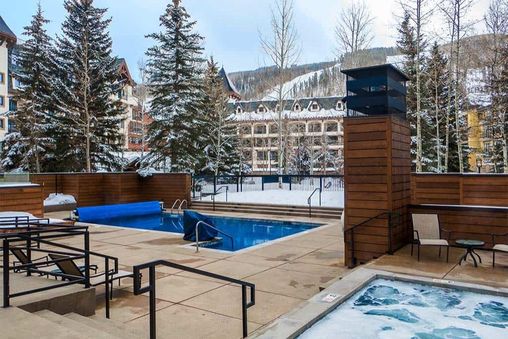 Outdoor Community Pool & Hot Tub