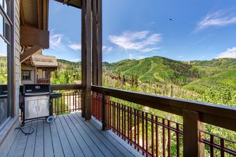 A balcony at Arrowleaf Overlook offers stunning mountain views on a clear day.